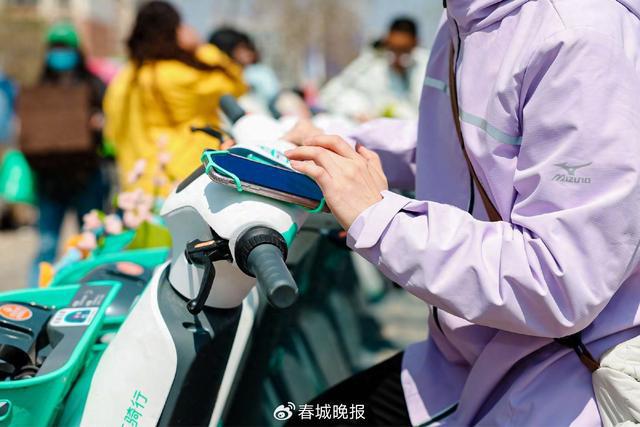 架”再升级提升昆明用户骑游体验九游会滴滴青桔电单车“手机支(图2)